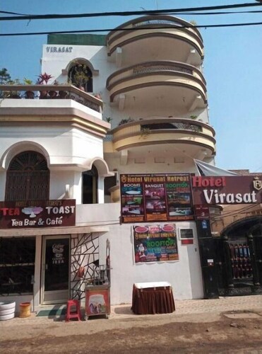 5 minutes to the Jay Prabha Medanta Hospital! Family-sized room