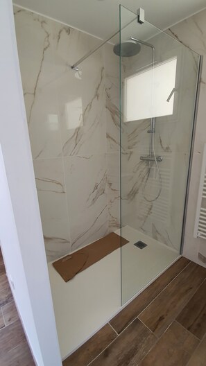 Douche, sèche-cheveux