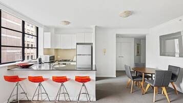 Coffee/tea maker, fridge, microwave, oven