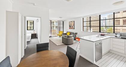 Central modern North Sydney 2 bed apartment with gym and pool