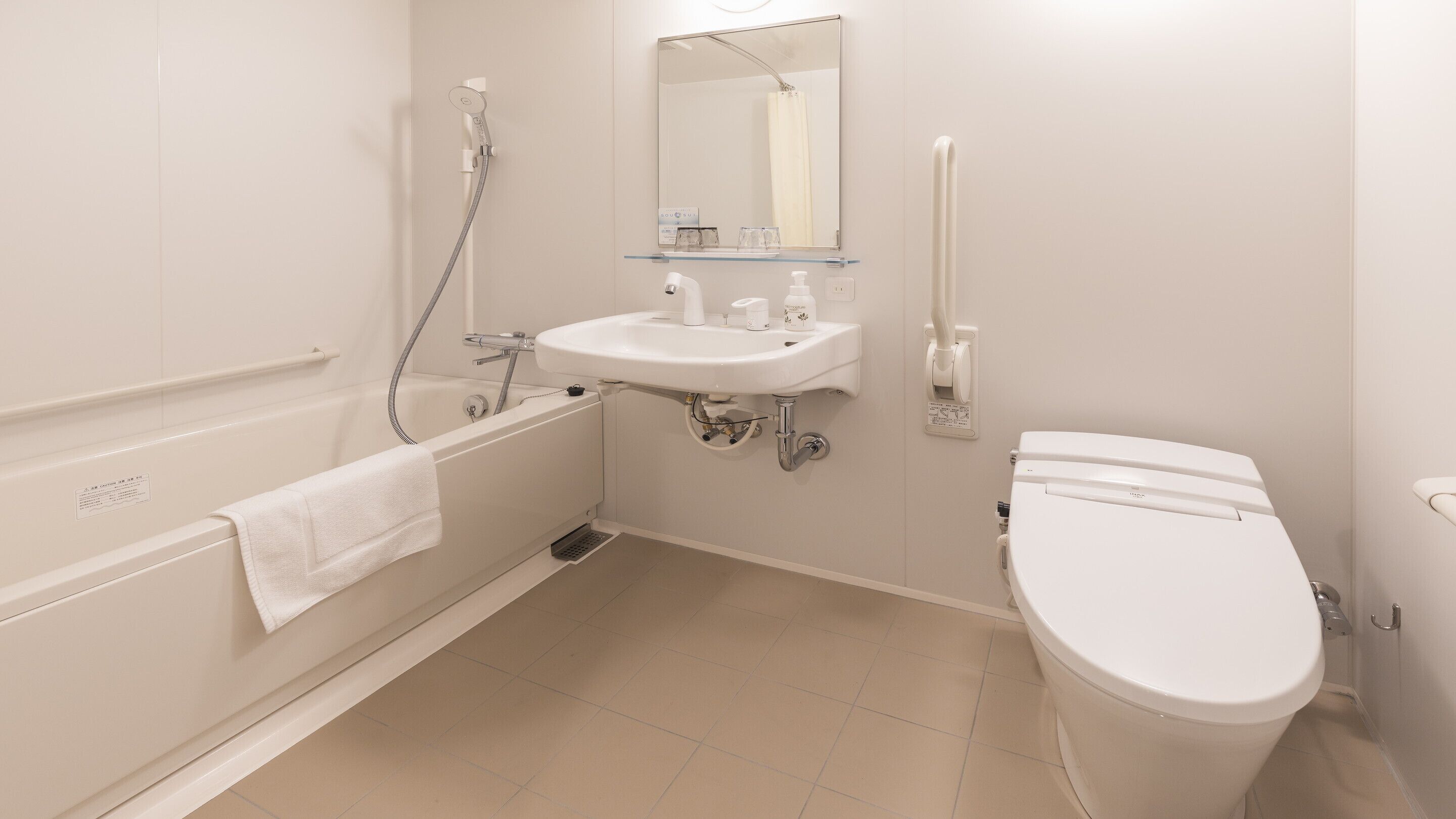 superior universal double room, non smoking | bathroom | combined shower/bathtub, free toiletries, hair dryer, slippers