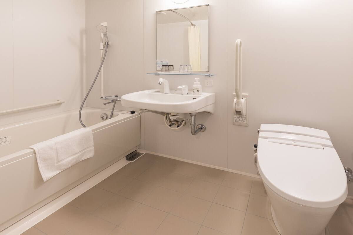 superior universal double room, non smoking | bathroom | combined shower/bathtub, free toiletries, hair dryer, slippers