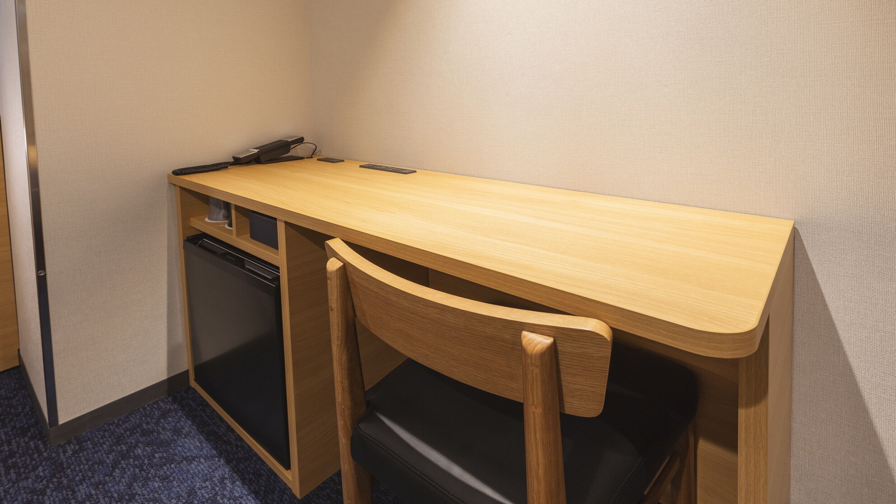 1 bedroom, down duvets, desk, blackout curtains