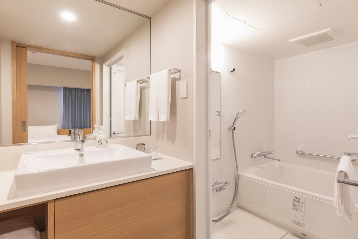 superior twin room, non smoking | bathroom | combined shower/bathtub, free toiletries, hair dryer, slippers