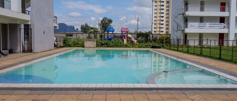 Una piscina al aire libre