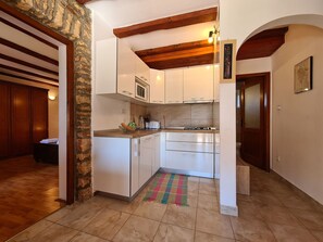 Fridge, microwave, stovetop, dishwasher