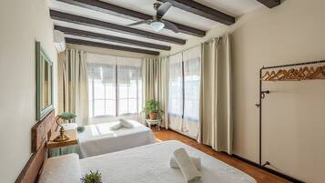 4 slaapkamers, een strijkplank/strijkijzer, gratis wifi, beddengoed