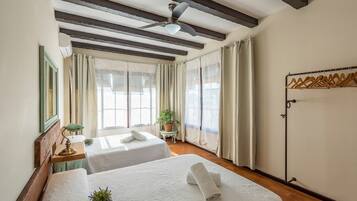 4 室のベッドルーム、アイロン / アイロン台、WiFi (無料)、ベッドシーツ