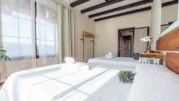 5 bedrooms, iron/ironing board, free WiFi, bed sheets