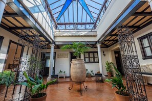 المنشأة من الداخل