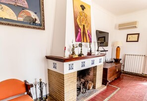 Interior - Holiday Home "Hacienda El Corchuelo en Marchena" with Pool, Garden & Wi-Fi (Marchena)