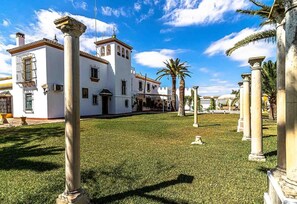 Property grounds - Holiday Home "Hacienda El Corchuelo en Marchena" with Pool, Garden & Wi-Fi (Marchena)