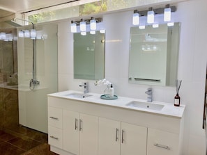 Douche, sĂšche-cheveux, serviettes fournies, savon