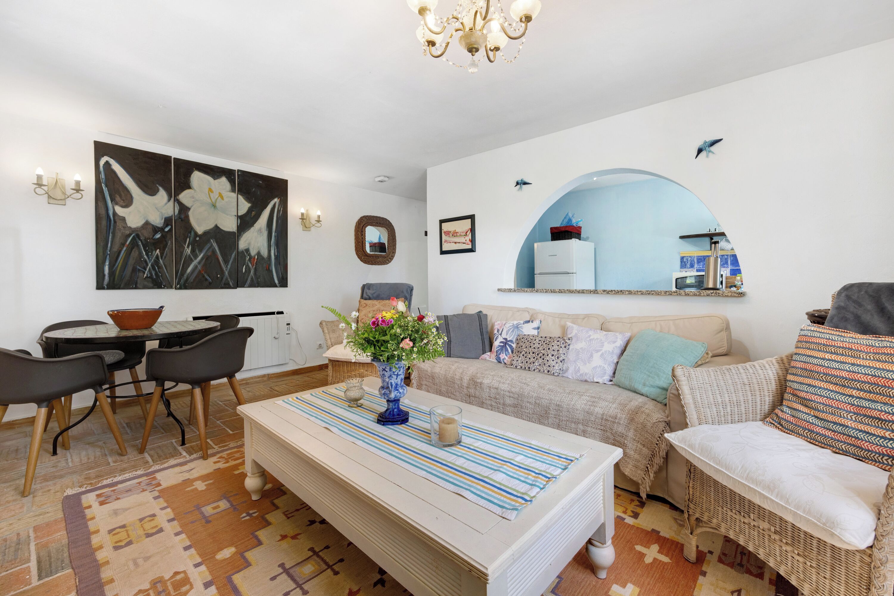 Een televisie en een tafeltennistafel