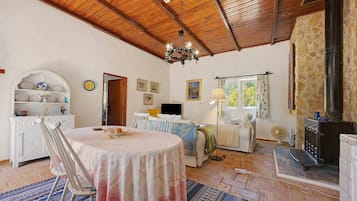 Een televisie en een tafeltennistafel