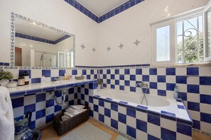 Banheira, secador de cabelo, toalhas de banho 