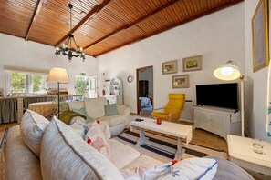 TV, ping pong - Quinta das Achadas – Bouganvillea in Lagos with Shared Pool, Nature & Breakfast (Lagos)