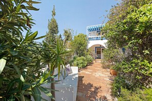 Terrace/patio - Quinta das Achadas – Mimosa in Lagos with Shared Pool, Nature & Breakfast Included (Lagos)
