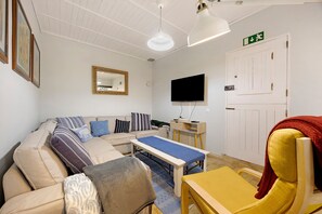 TV, table tennis - Quinta das Achadas – Mimosa in Lagos with Shared Pool, Nature & Breakfast Included (Lagos)