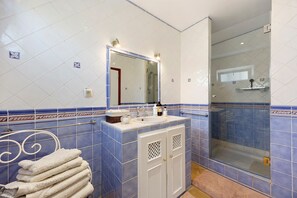 Bathtub, hair dryer, towels - Quinta das Achadas – Mimosa in Lagos with Shared Pool, Nature & Breakfast Included (Lagos)