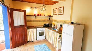 KĂŒhlschrank, Mikrowelle, Ofen, Herdplatte