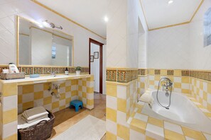 Badewanne, Haartrockner, Handtücher