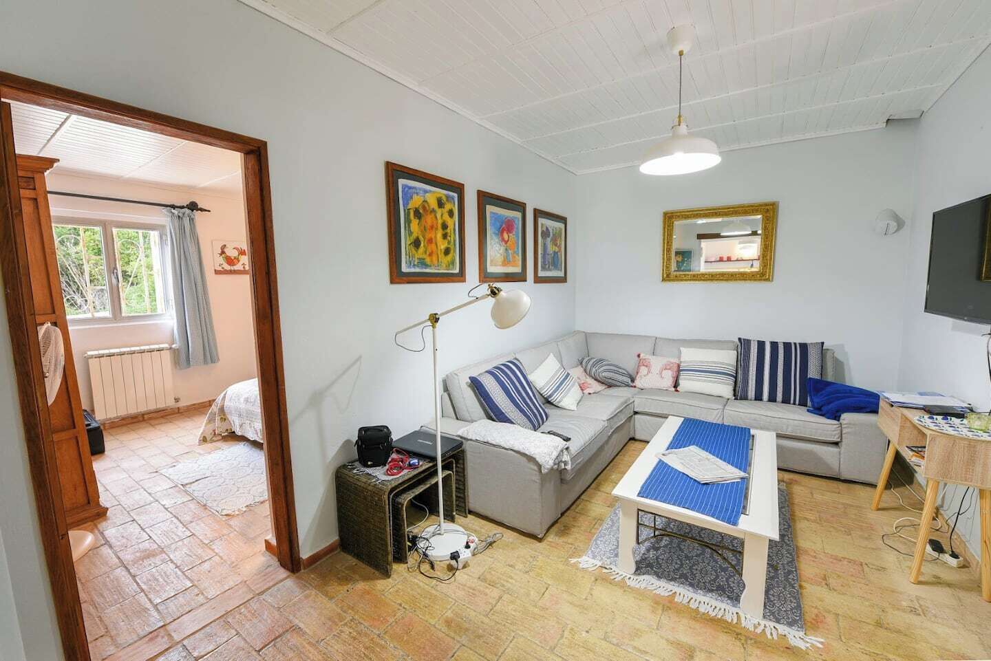 Een televisie en een tafeltennistafel