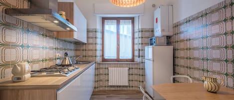 Een koelkast, een magnetron, een oven, een kookplaat