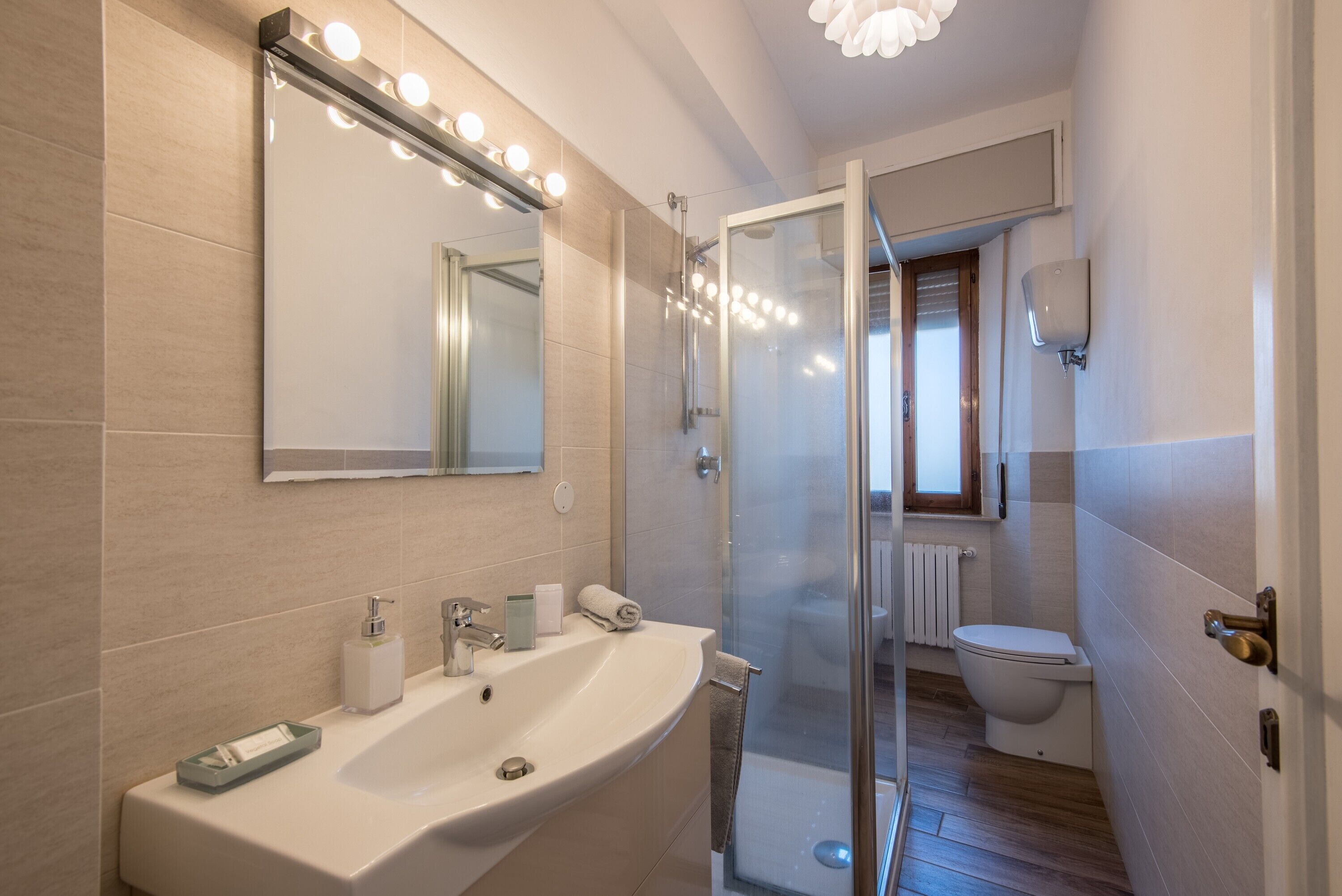 Een douche, een haardroger, handdoeken