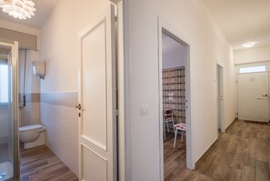Shower, hair dryer, towels - Apartment 'Entro le mura' with Balcony & Wi-Fi (Montepulciano)