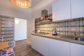 Fridge, microwave, oven, stovetop - Apartment 'Entro le mura' with Balcony & Wi-Fi (Montepulciano)