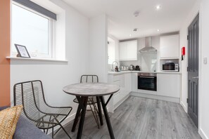 Fridge, microwave, oven, stovetop - Stylish One Bed Apartment, Close to the beach, Central location (Blackpool)