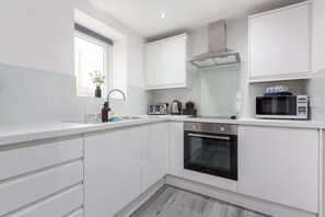 Fridge, microwave, oven, stovetop - Stylish One Bed Apartment, Close to the beach, Central location (Blackpool)