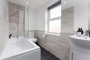 Combined shower/bathtub, hair dryer, towels, soap - Stylish One Bed Apartment, Close to the beach, Central location (Blackpool)