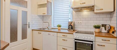 Kühlschrank, Mikrowelle, Ofen, Geschirrspüler