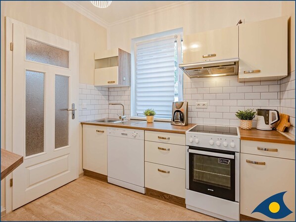 Kühlschrank, Mikrowelle, Ofen, Geschirrspüler