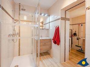 Een douche, een haardroger, handdoeken