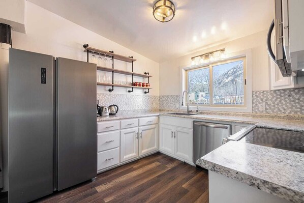 Fridge, microwave, oven, stovetop