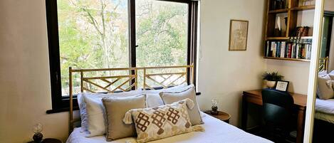 1 soverom, skrivebord, strykejern/-brett og wi-fi (inkludert)