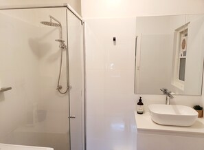 Shower, hair dryer, towels, soap - Earthy Mix M6 Studio Apartment near Kings Park (West Perth)