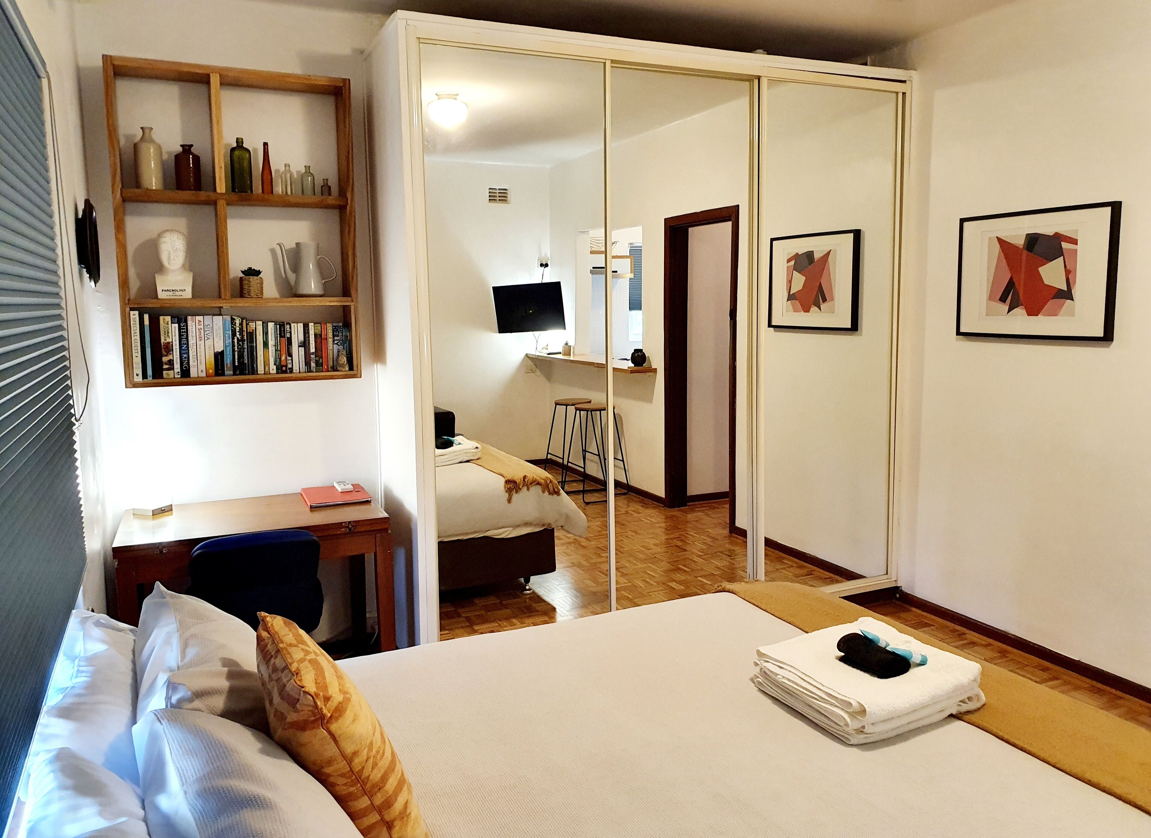 Earthy Mix M6 Studio Apartment near Kings Park — image 5