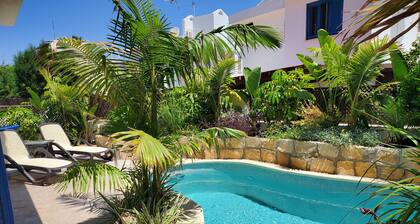 Villa - Sleeps 6, Free Parking & Heated Pool