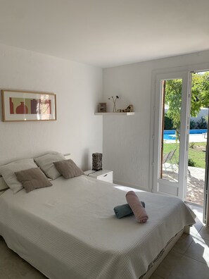 3 habitaciones, tabla de planchar con plancha y cuna de viaje