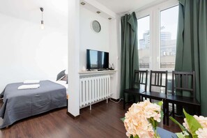 Iron/ironing board, WiFi, bed sheets