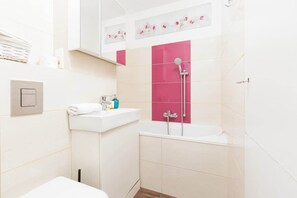 Badkar, hårtork och handdukar