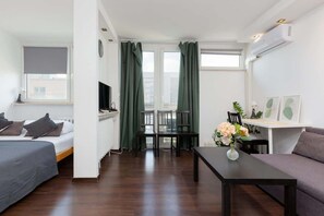 Skrivbord, strykjärn/strykbräda, wi-fi och sängkläder