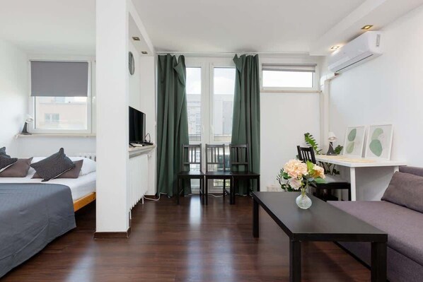Tabla de planchar con plancha, wifi y ropa de cama 
