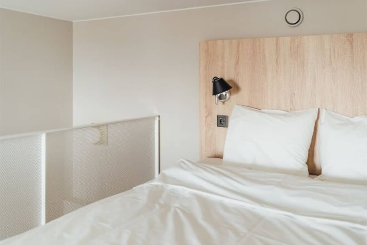 Peralatan tempat tidur premium, meja, ruang kerja komputer riba