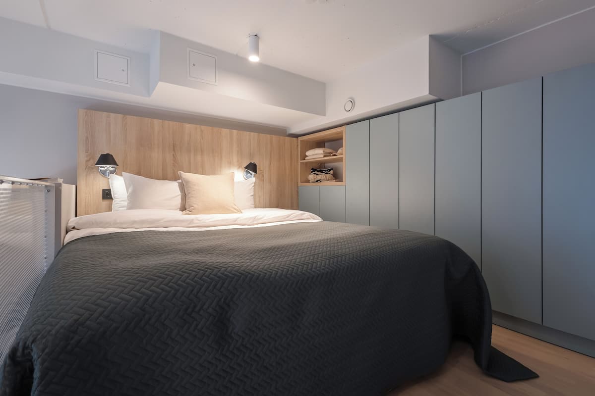 Roupas de cama premium, escrivaninha, espaço de trabalho para notebook