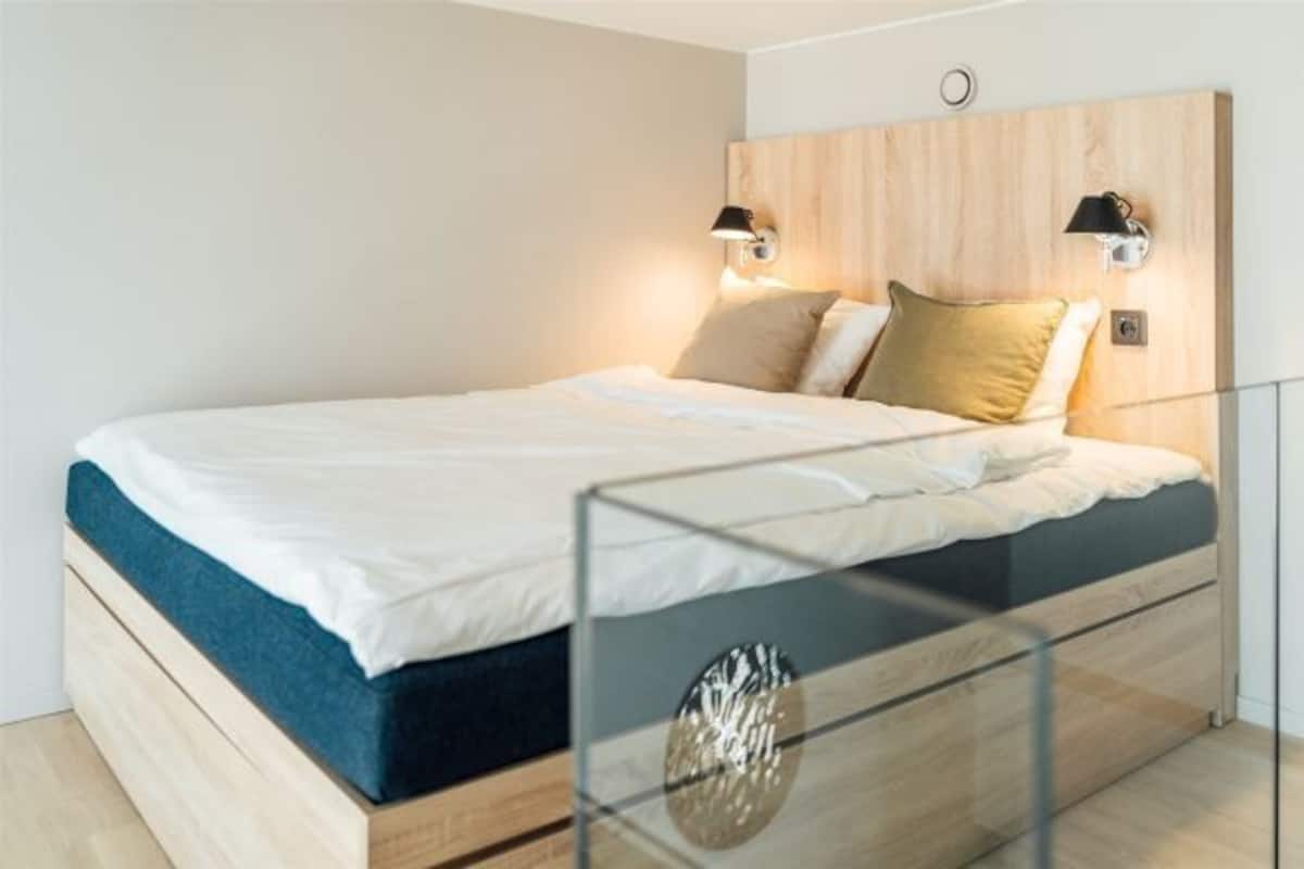 Peralatan tempat tidur premium, meja, ruang kerja komputer riba